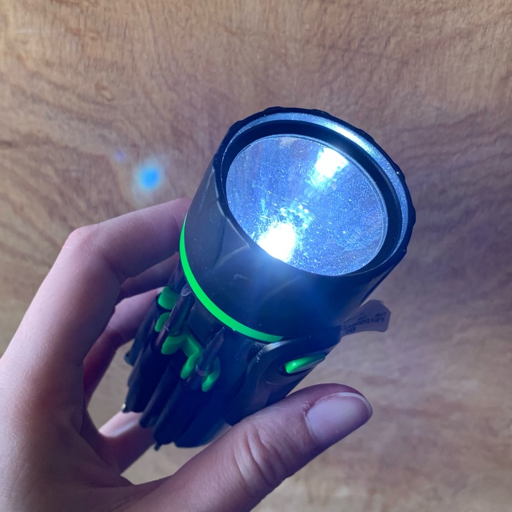 Multi-Function Flashlight Tool! - Picture 5 of 7
